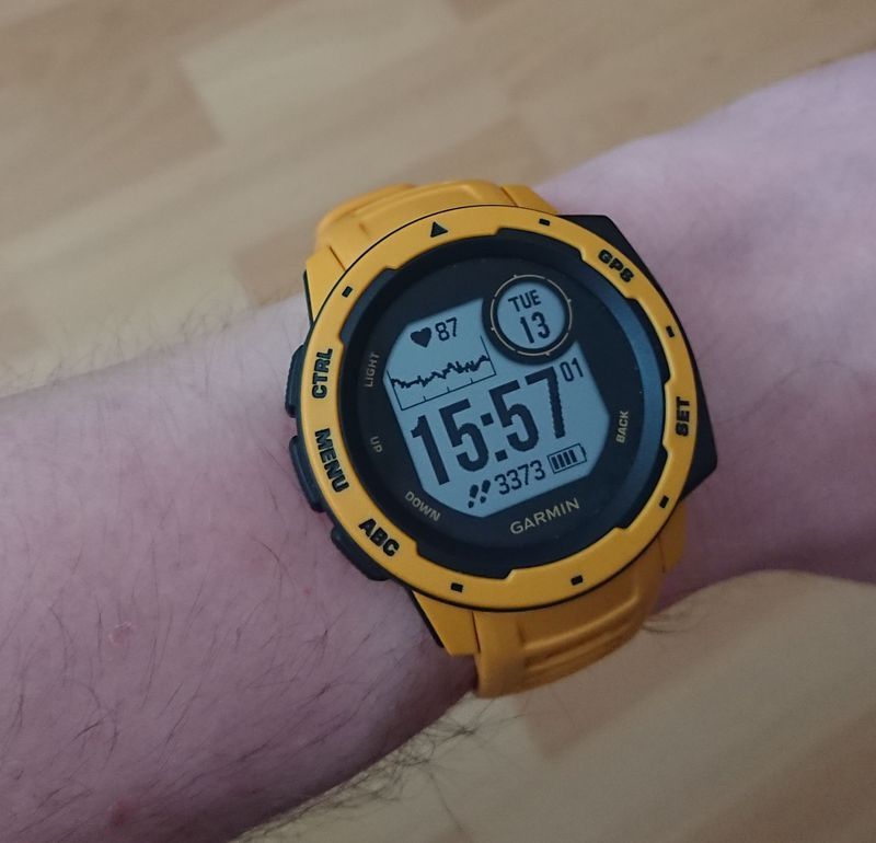 Garmin Instinct v žluté barvě