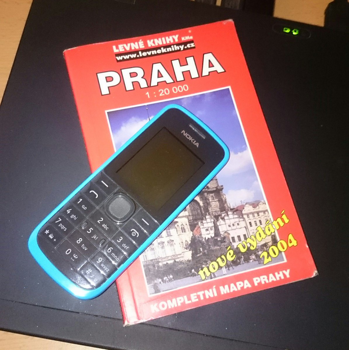 Tlačítková Nokia a papírová mapa